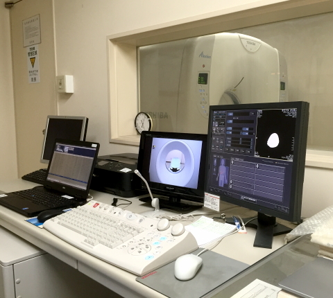 CTスキャン室／最新型のCTスキャン装置とオペレーションルーム